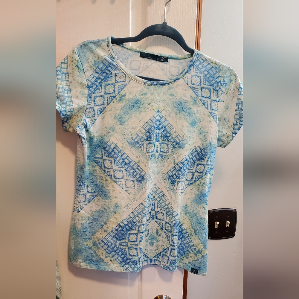 Prana Blue and White Geometric Women's Tee EUC